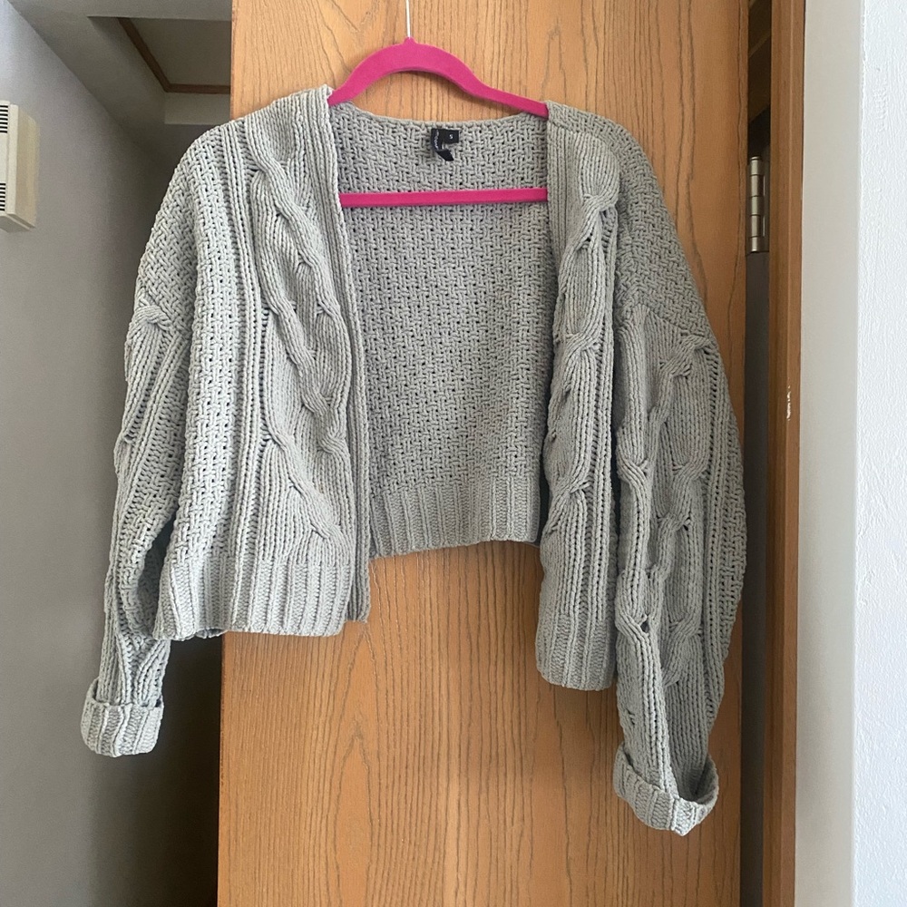 Chunky Cable Knit Cropped Cardigan Sweater - Light Gray